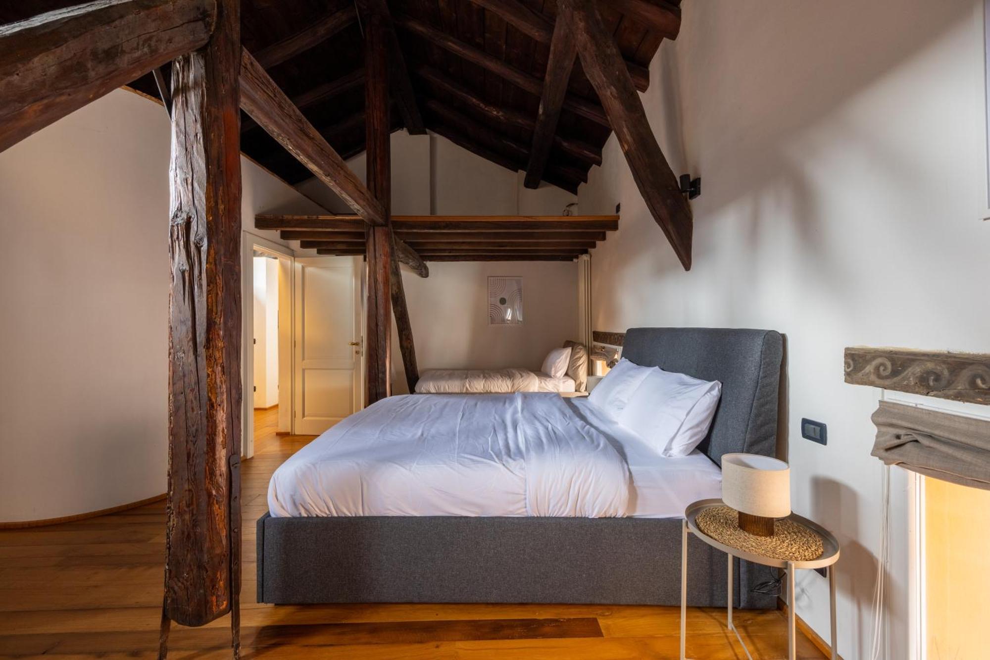 Apartment Dimora De' Poeti - 250 Square Meters Attic With Jacuzzi