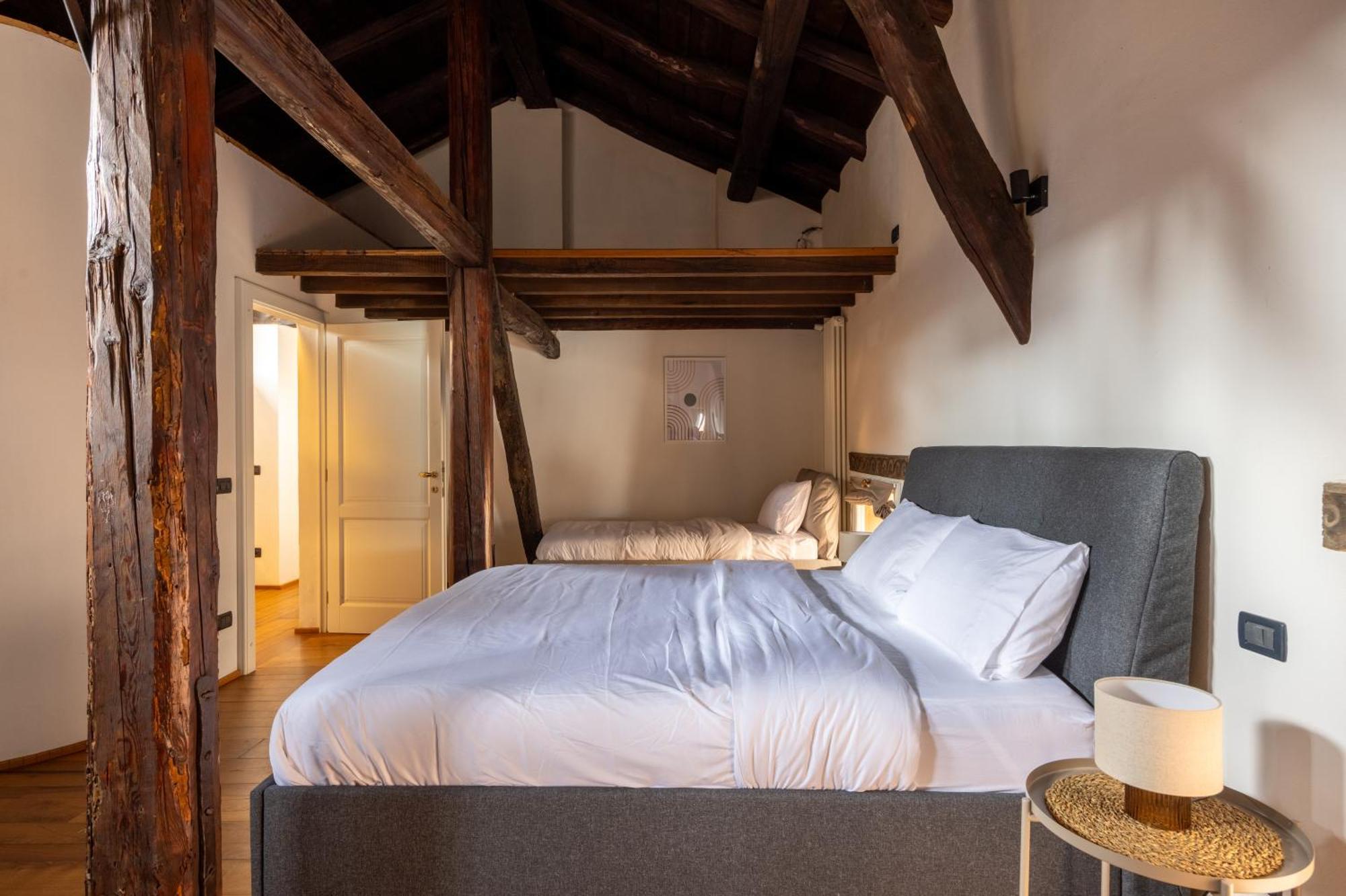 Dimora De' Poeti - 250 Square Meters Attic With Jacuzzi