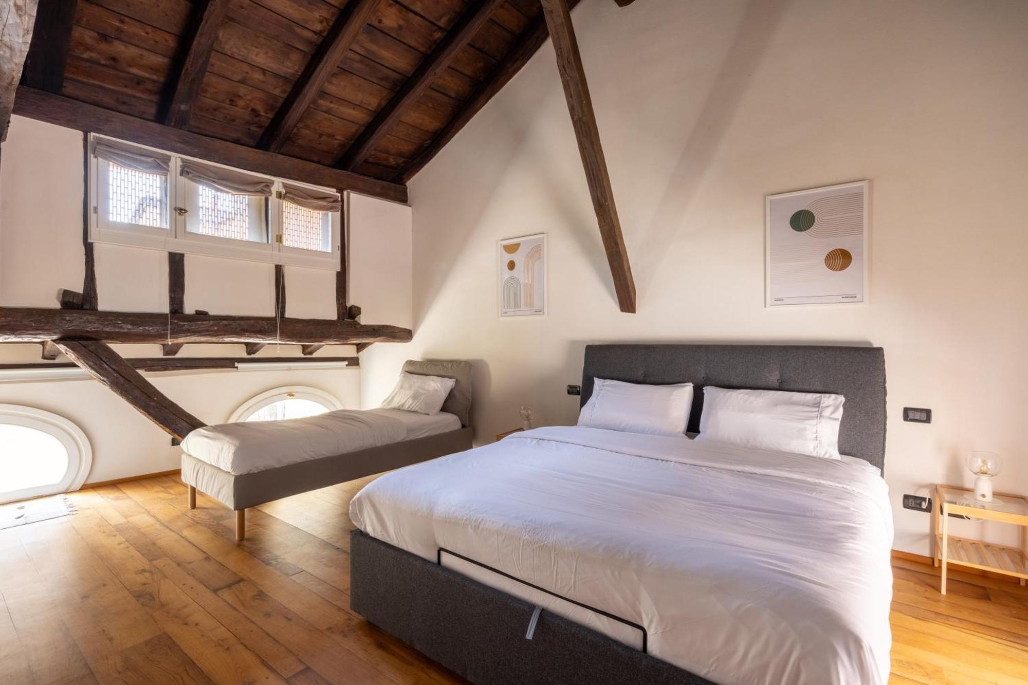Dimora De' Poeti - 250 Square Meters Attic With Jacuzzi