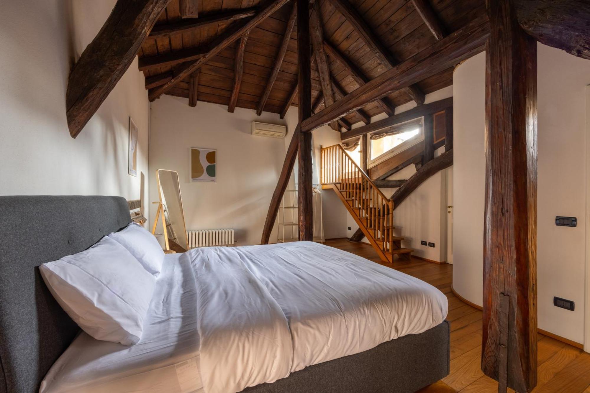 Apartment Dimora De' Poeti - 250 Square Meters Attic With Jacuzzi *
