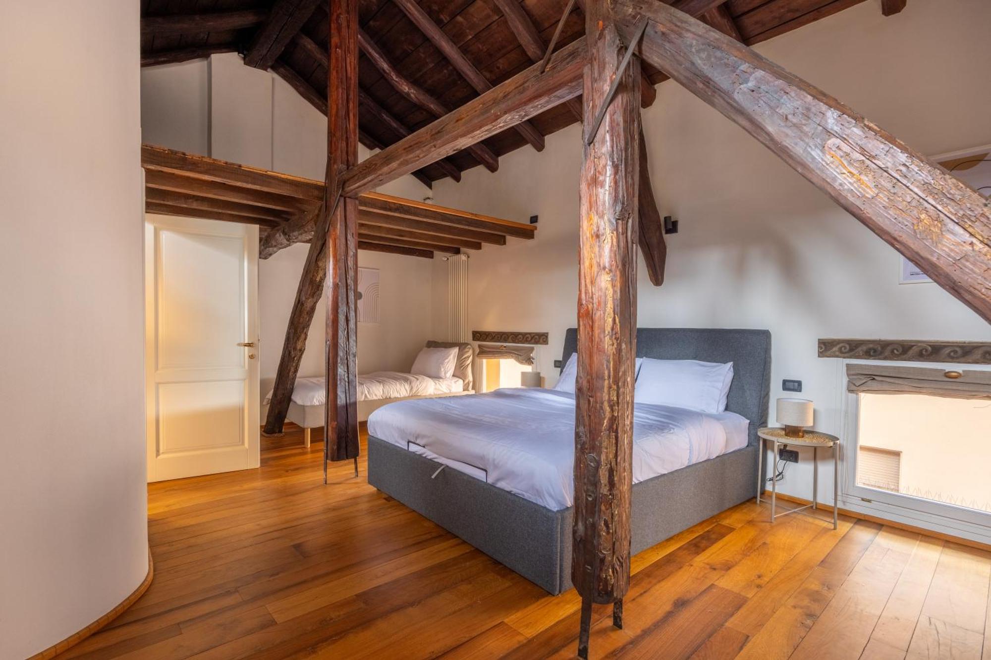 Dimora De' Poeti - 250 Square Meters Attic With Jacuzzi * Bologna